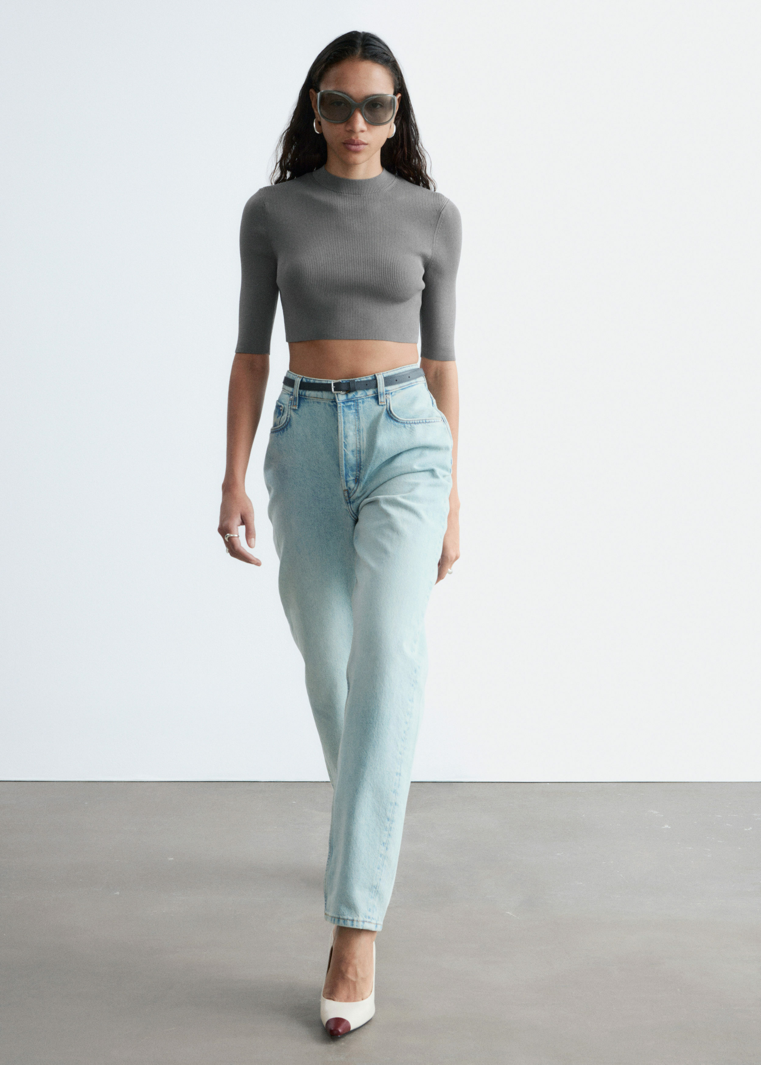 앤아더스토리즈 슬림 핏 크롭 티셔츠의 다크 그레이컬러 ECOMLook입니다.