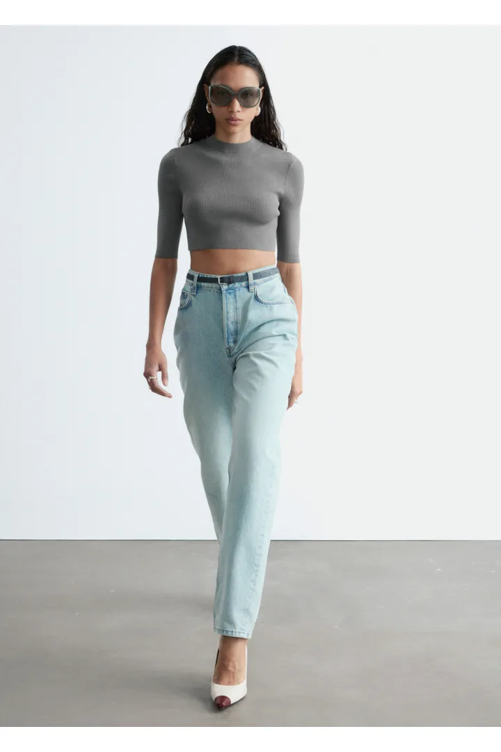 앤아더스토리즈 슬림 핏 크롭 티셔츠의 다크 그레이컬러 ECOMLook입니다.