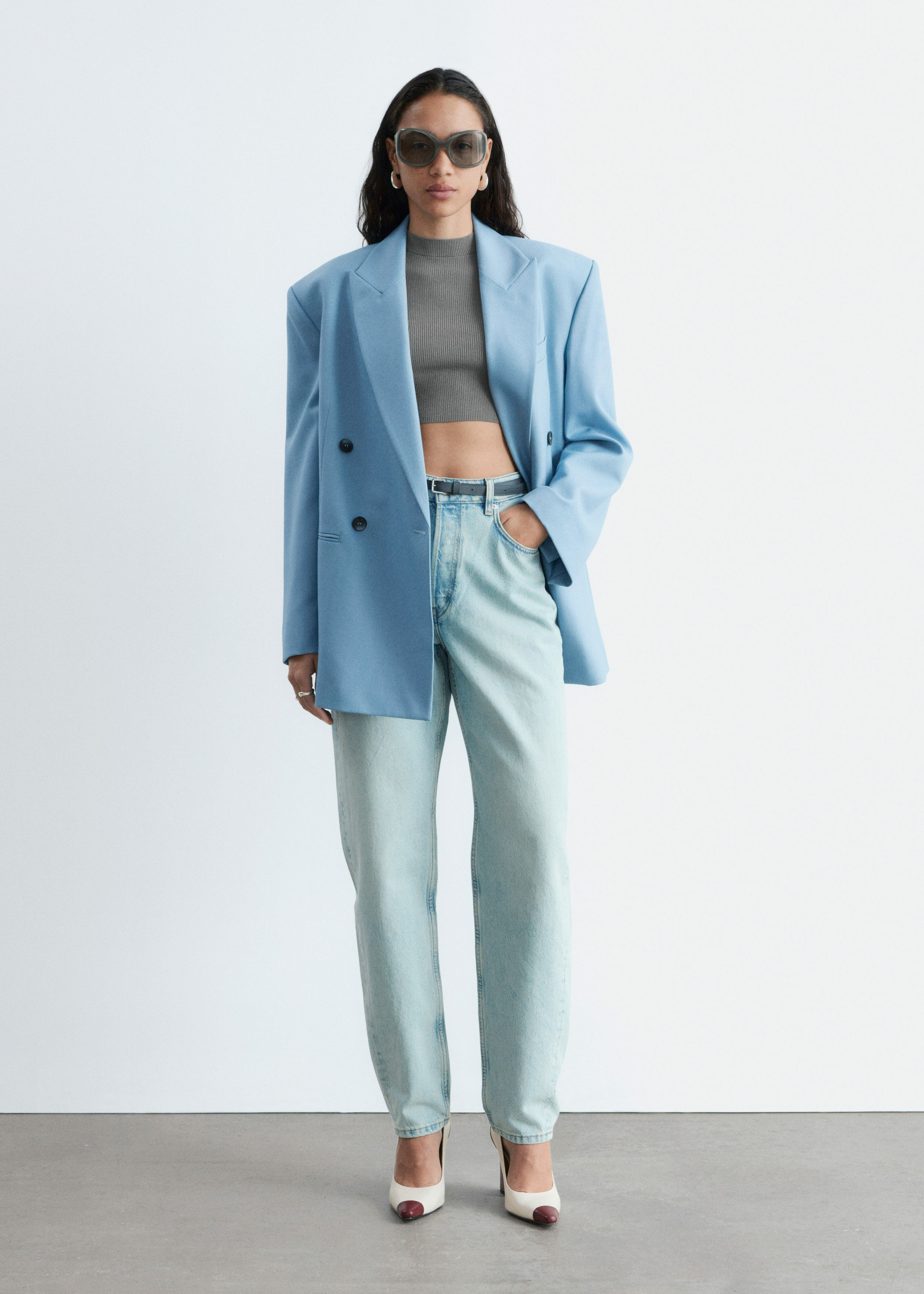 앤아더스토리즈 슬림 핏 크롭 티셔츠의 다크 그레이컬러 ECOMLook입니다.