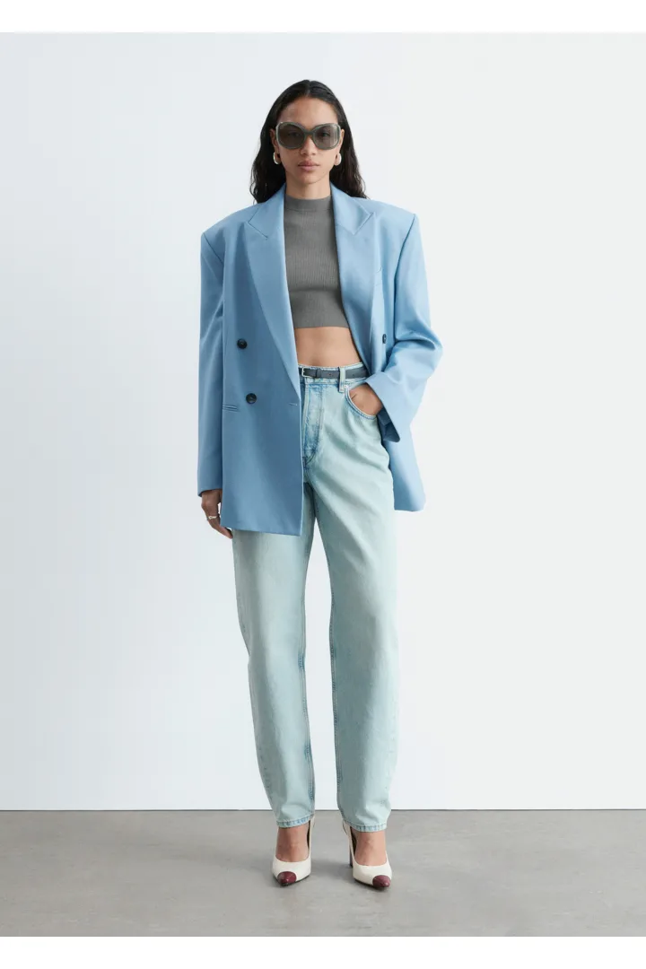 앤아더스토리즈 슬림 핏 크롭 티셔츠의 다크 그레이컬러 ECOMLook입니다.