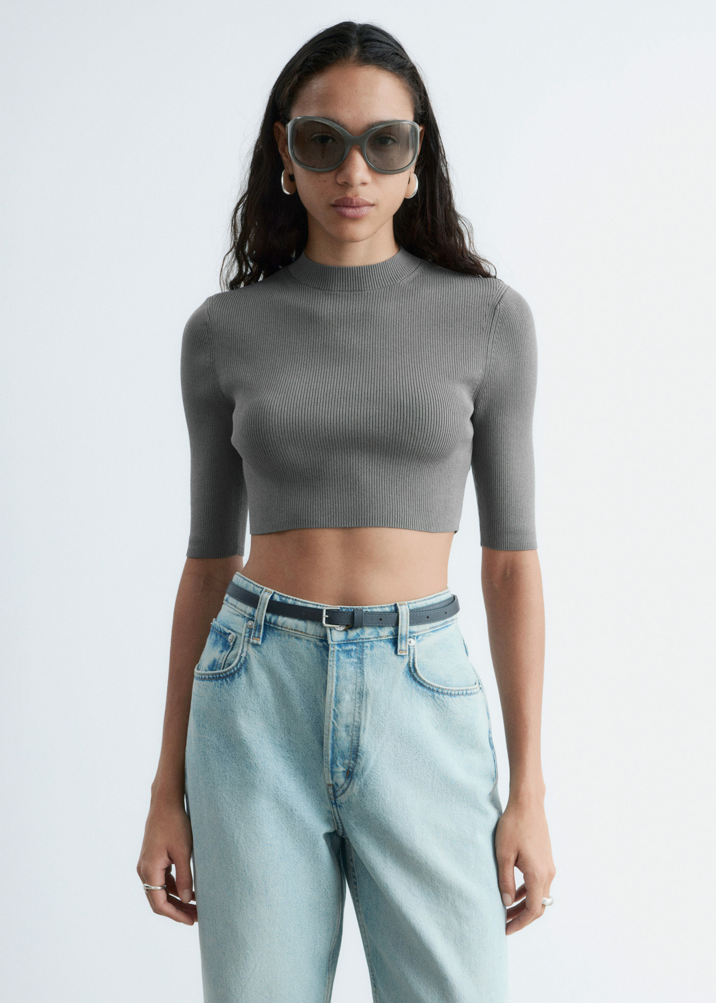 앤아더스토리즈 슬림 핏 크롭 티셔츠의 다크 그레이컬러 ECOMLook입니다.