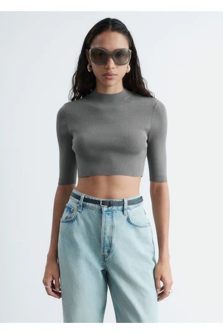 앤아더스토리즈 슬림 핏 크롭 티셔츠의 다크 그레이컬러 ECOMLook입니다.