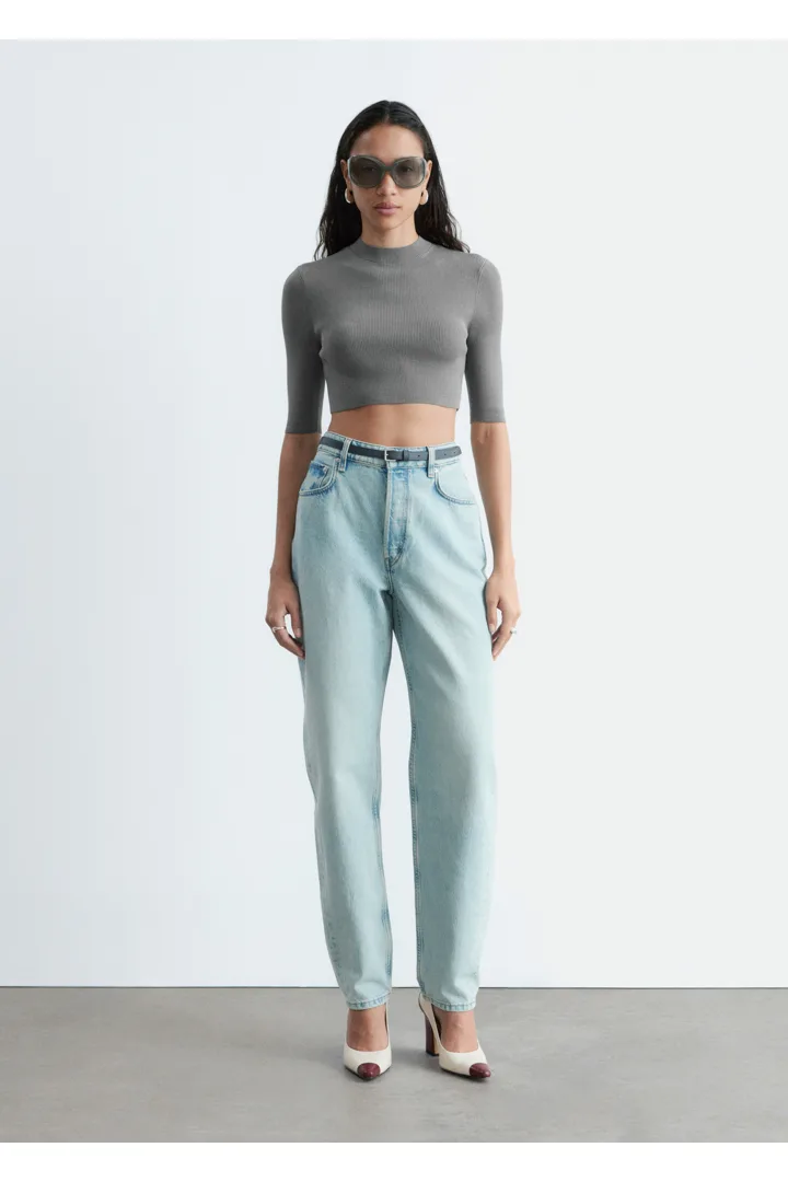 앤아더스토리즈 슬림 핏 크롭 티셔츠의 다크 그레이컬러 ECOMLook입니다.