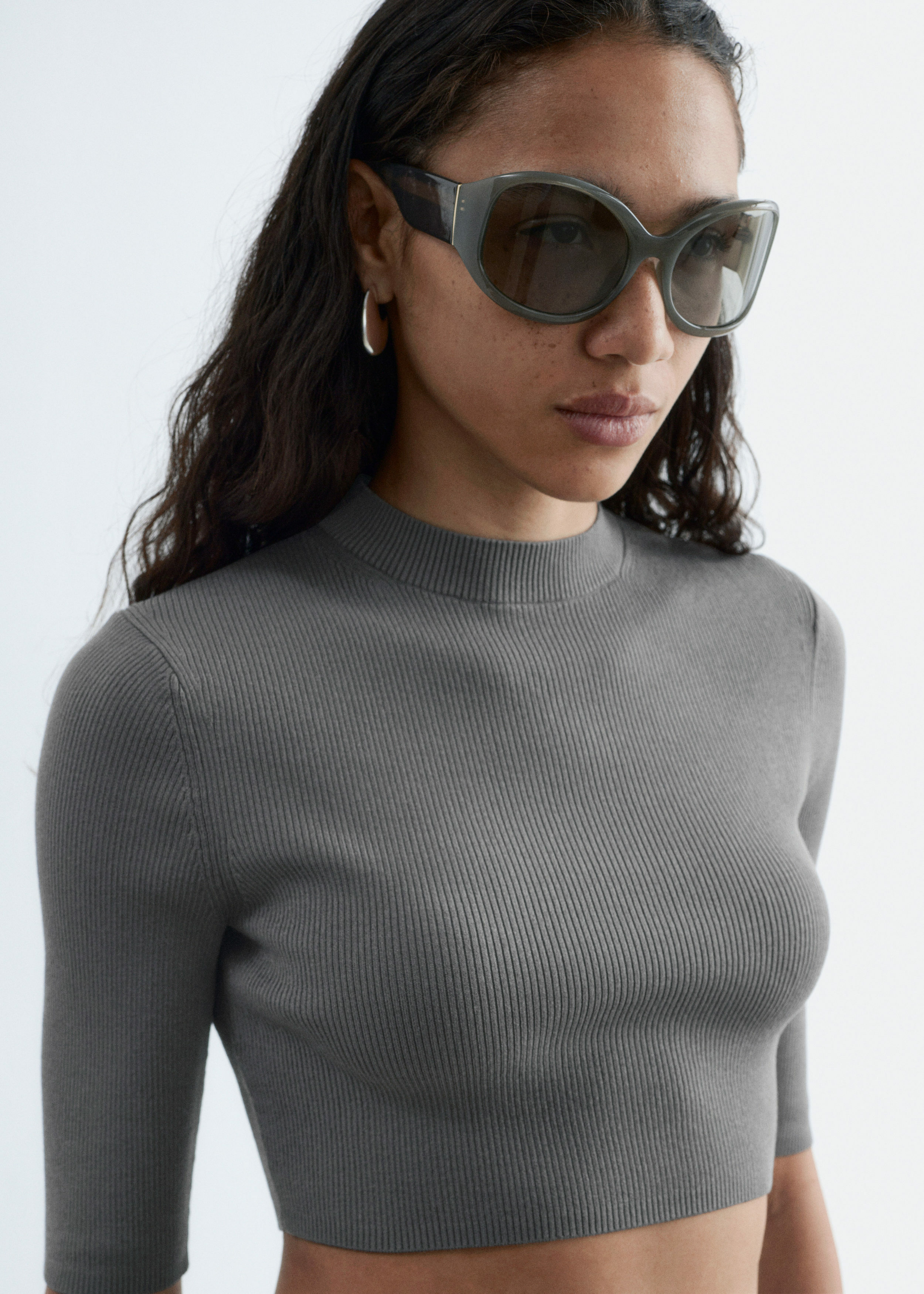 앤아더스토리즈 슬림 핏 크롭 티셔츠의 다크 그레이컬러 ECOMLook입니다.