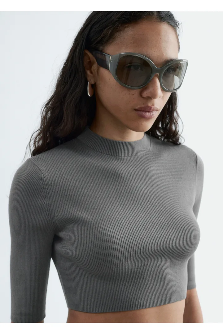 앤아더스토리즈 슬림 핏 크롭 티셔츠의 다크 그레이컬러 ECOMLook입니다.