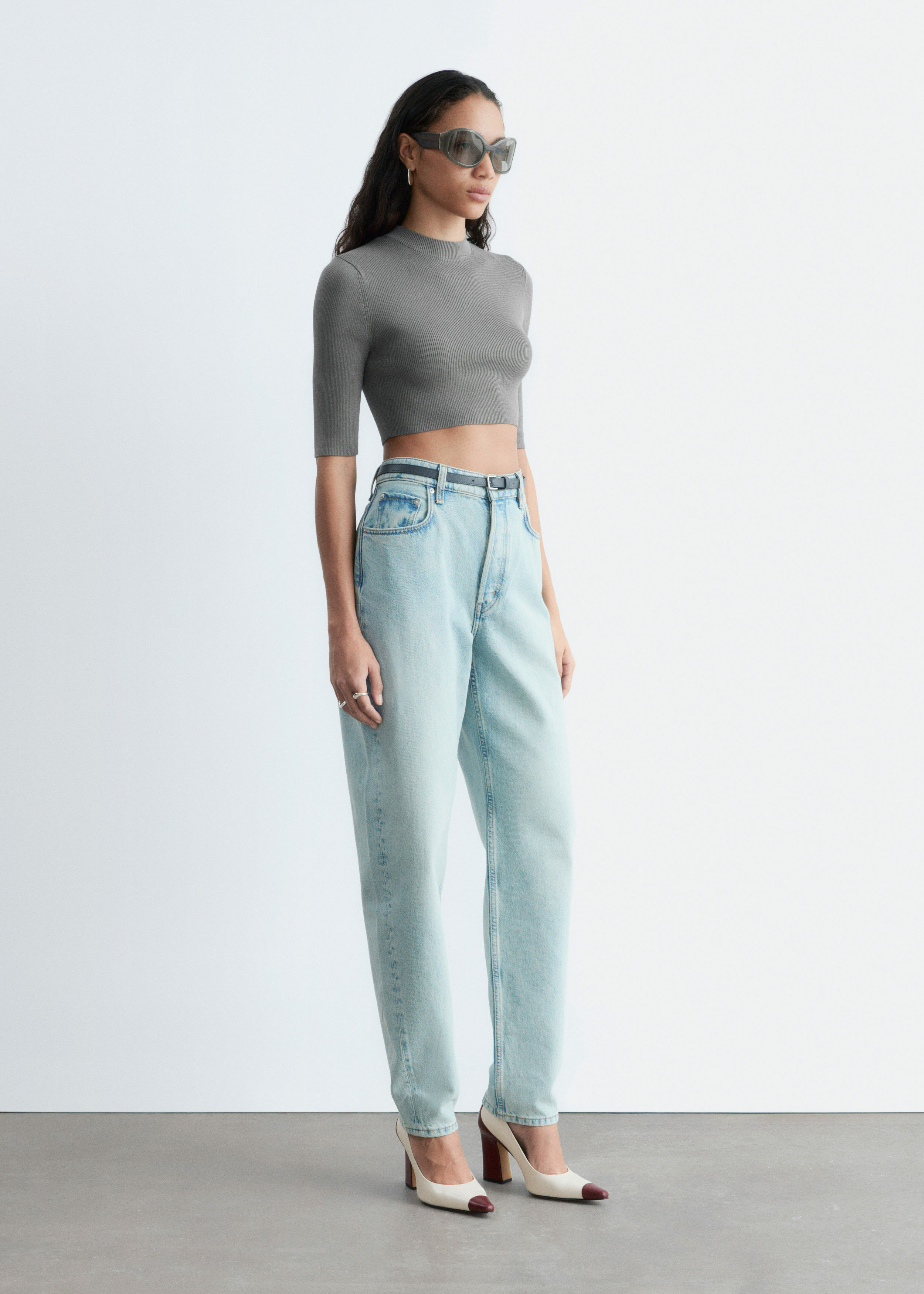 앤아더스토리즈 슬림 핏 크롭 티셔츠의 다크 그레이컬러 ECOMLook입니다.