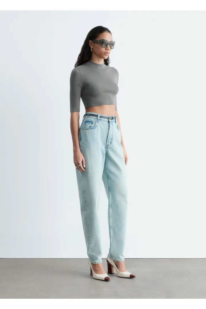 앤아더스토리즈 슬림 핏 크롭 티셔츠의 다크 그레이컬러 ECOMLook입니다.