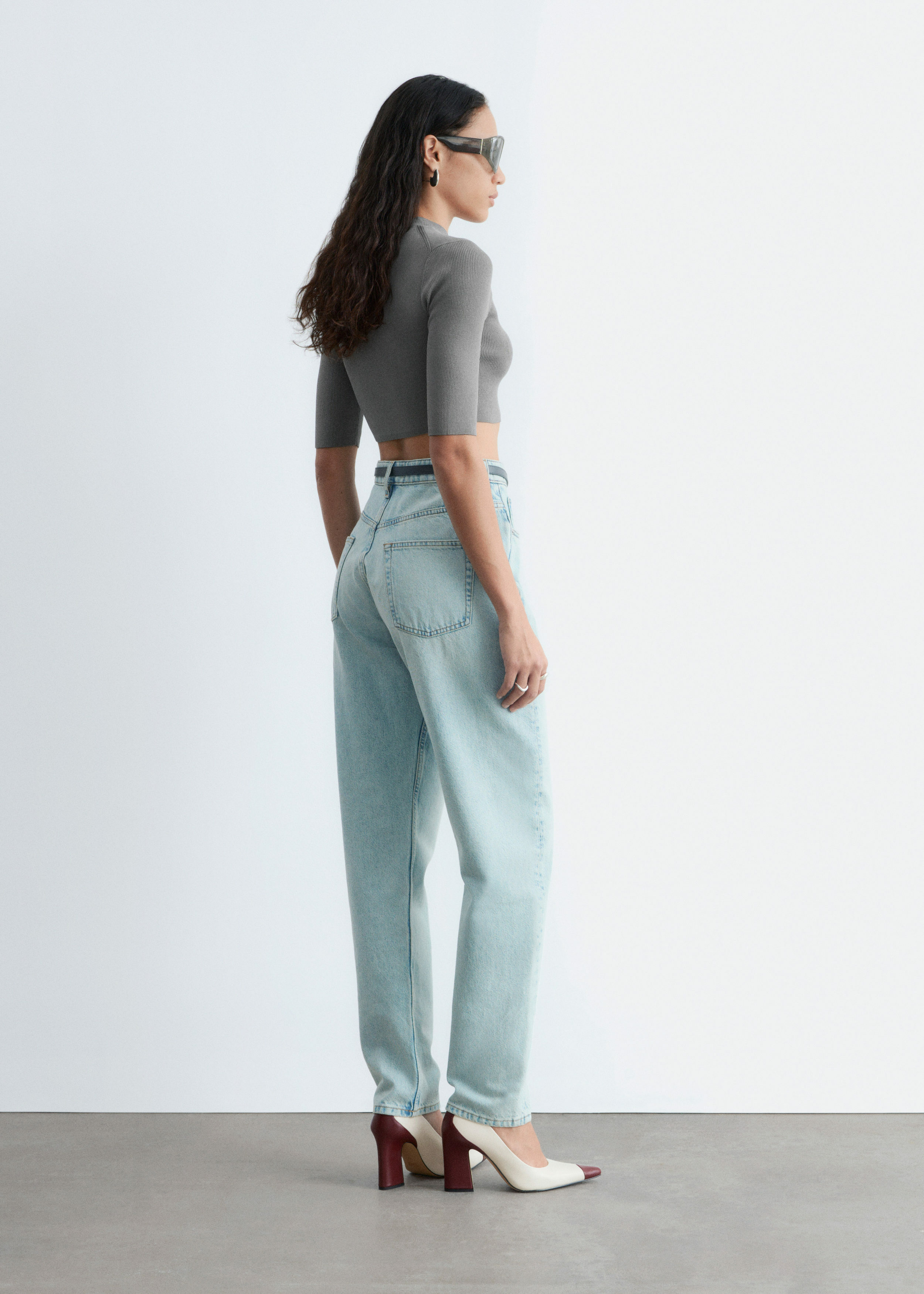 앤아더스토리즈 슬림 핏 크롭 티셔츠의 다크 그레이컬러 ECOMLook입니다.