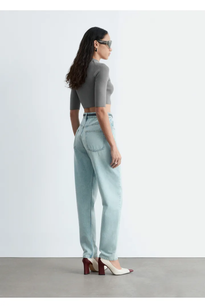 앤아더스토리즈 슬림 핏 크롭 티셔츠의 다크 그레이컬러 ECOMLook입니다.