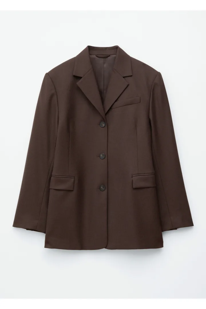 앤아더스토리즈 테이퍼드 블레이저의 다크 브라운컬러 Product입니다.