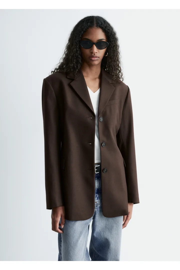 앤아더스토리즈 테이퍼드 블레이저의 다크 브라운컬러 ECOMLook입니다.