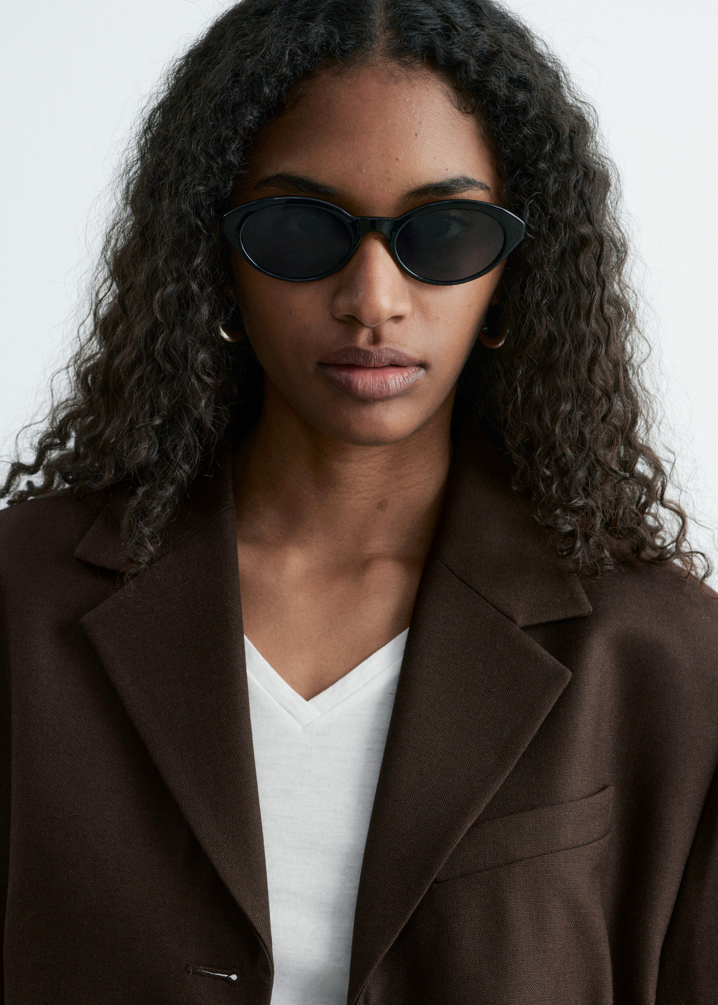 앤아더스토리즈 테이퍼드 블레이저의 다크 브라운컬러 ECOMLook입니다.