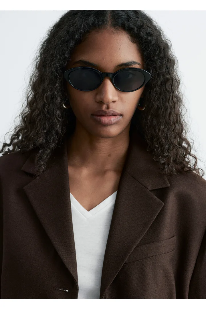 앤아더스토리즈 테이퍼드 블레이저의 다크 브라운컬러 ECOMLook입니다.