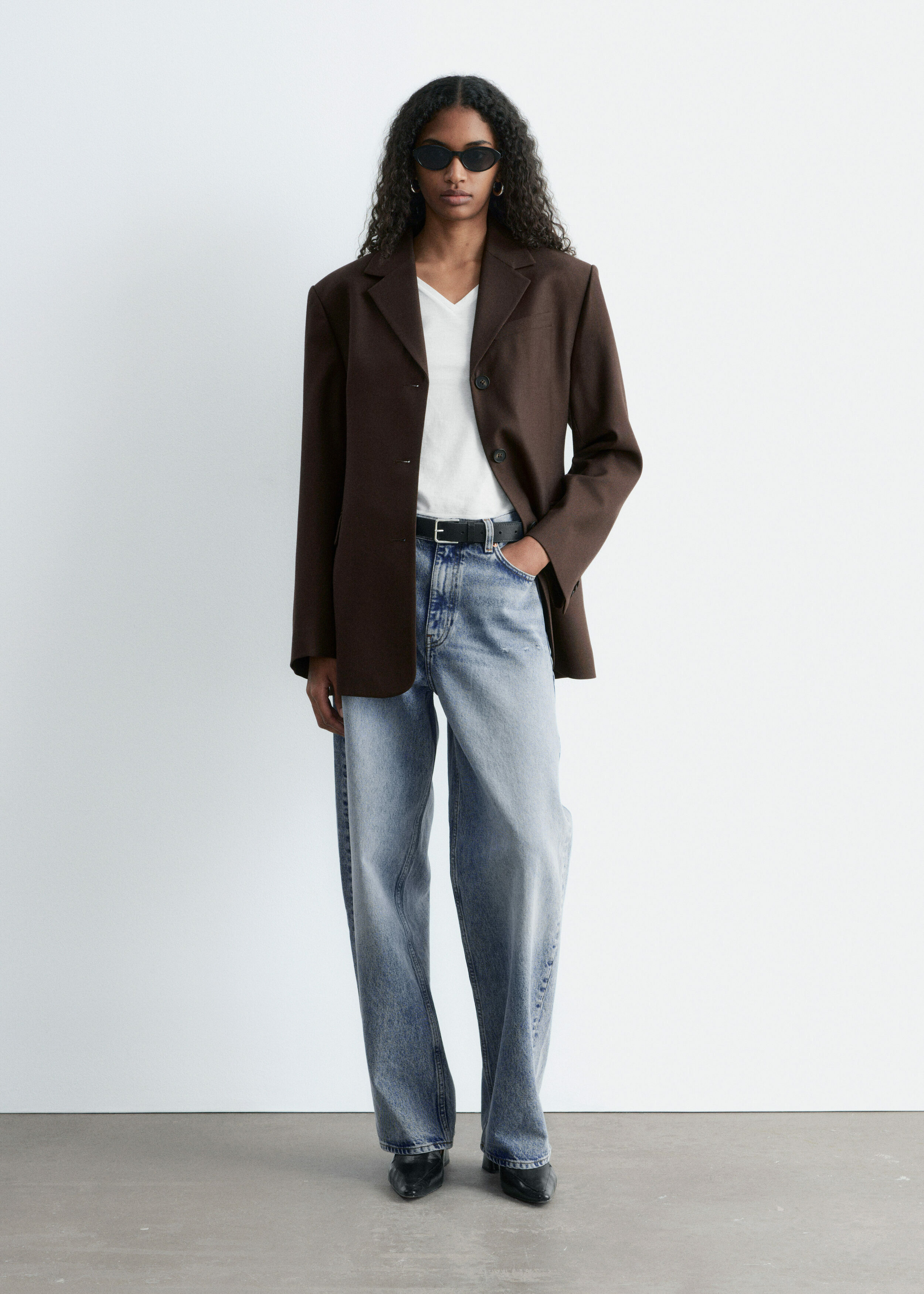 앤아더스토리즈 테이퍼드 블레이저의 다크 브라운컬러 ECOMLook입니다.