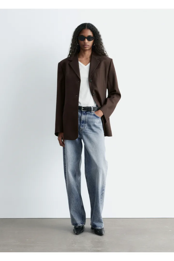 앤아더스토리즈 테이퍼드 블레이저의 다크 브라운컬러 ECOMLook입니다.