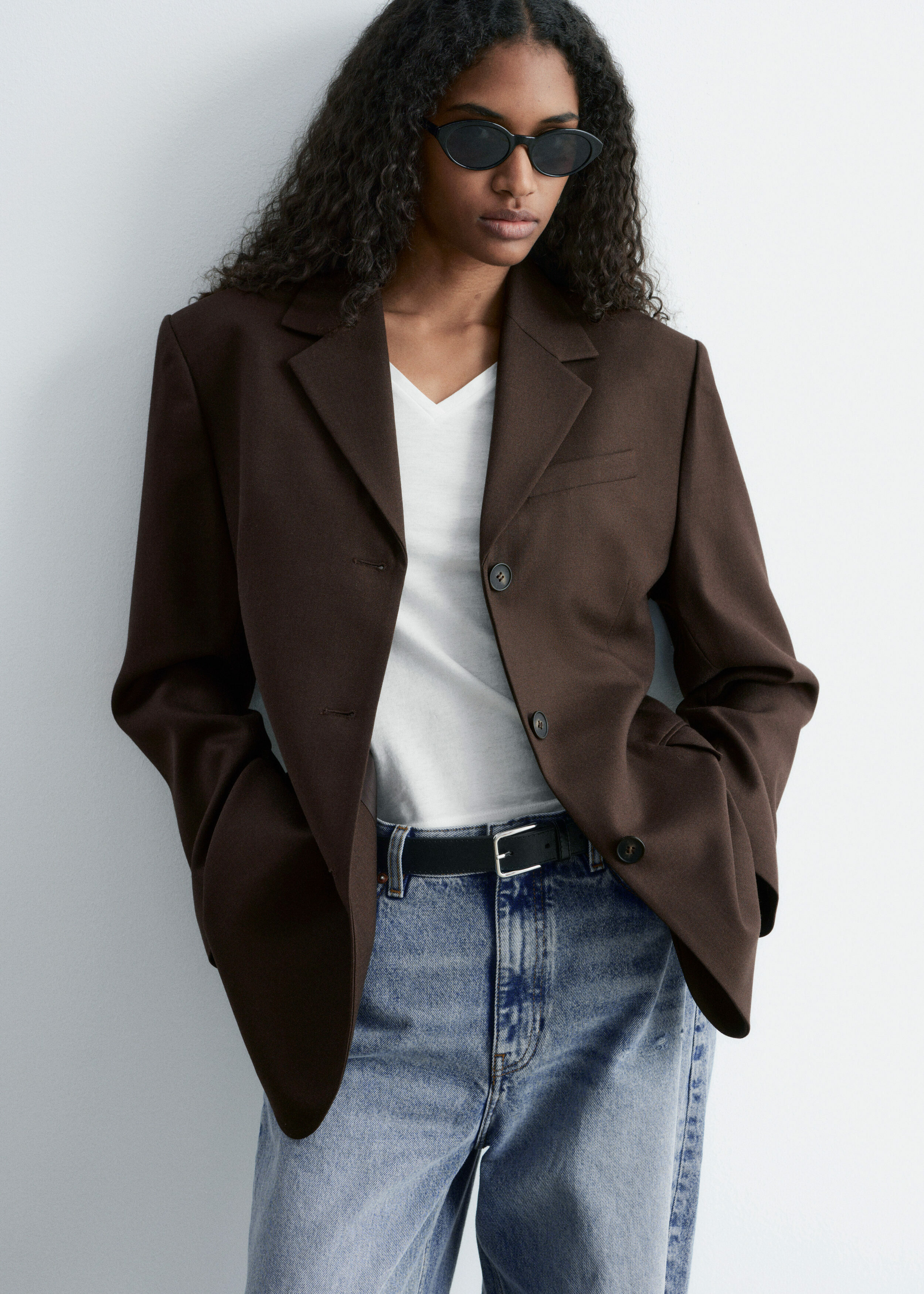 앤아더스토리즈 테이퍼드 블레이저의 다크 브라운컬러 ECOMLook입니다.