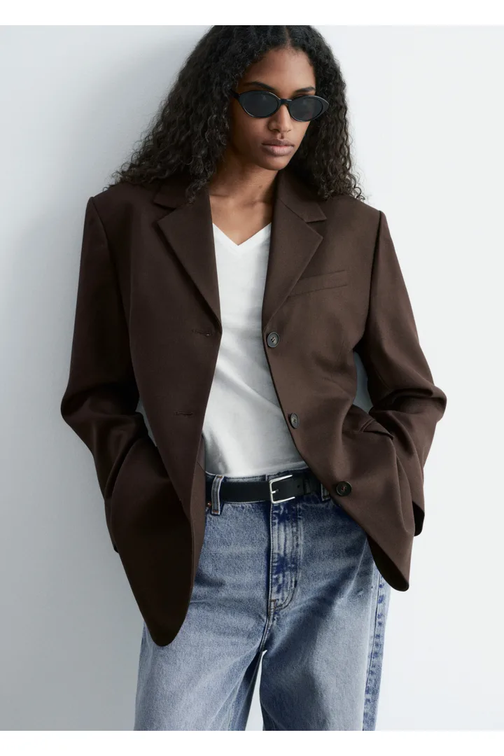 앤아더스토리즈 테이퍼드 블레이저의 다크 브라운컬러 ECOMLook입니다.