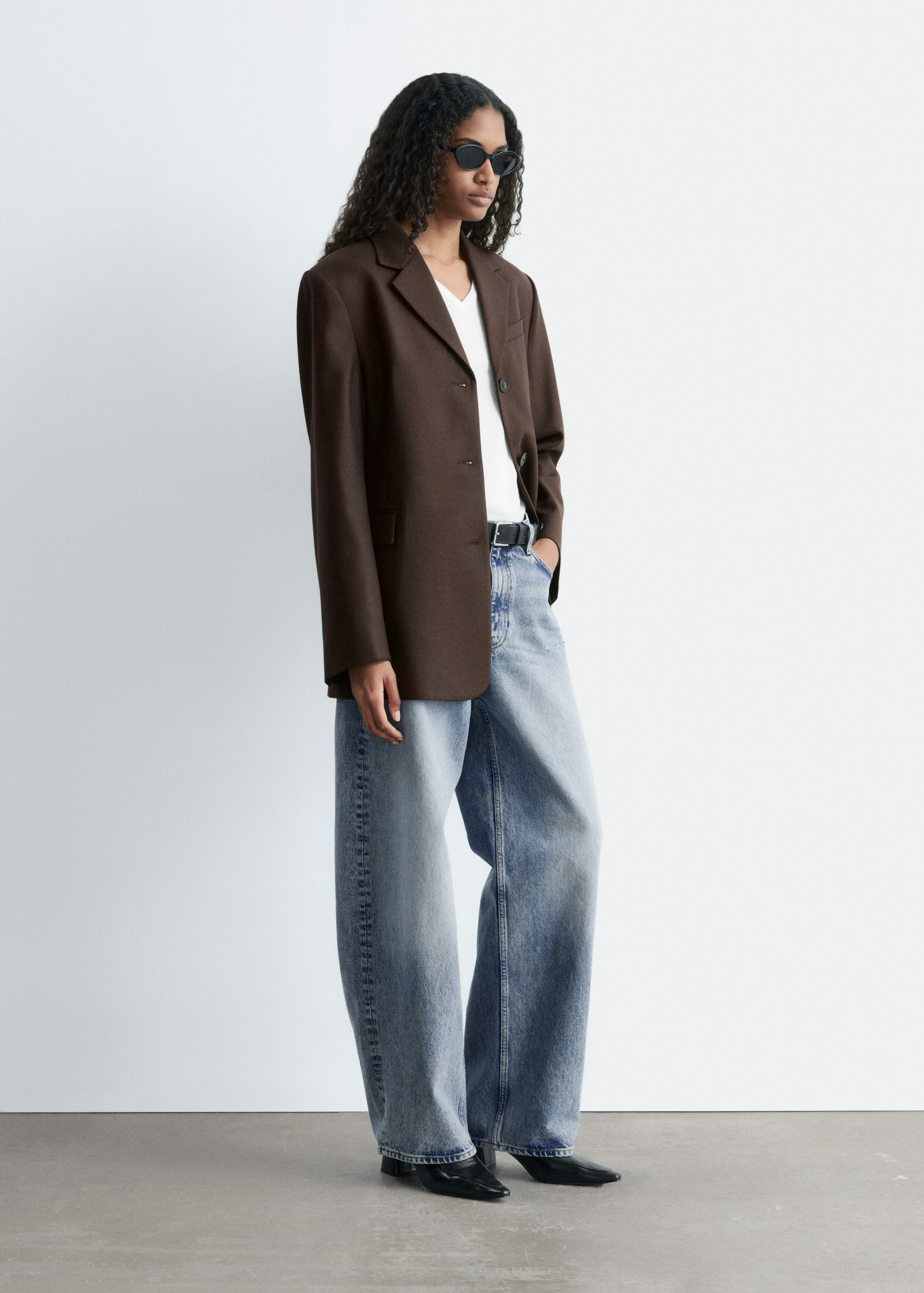 앤아더스토리즈 테이퍼드 블레이저의 다크 브라운컬러 ECOMLook입니다.