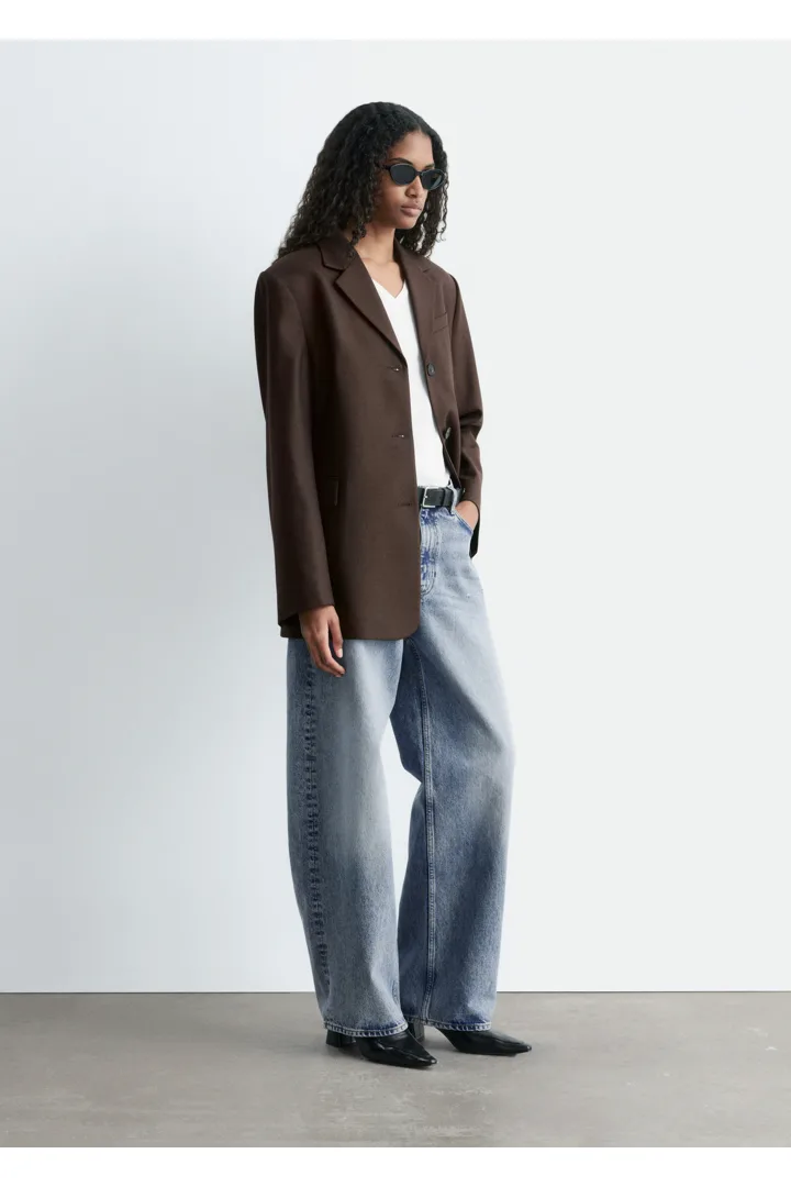 앤아더스토리즈 테이퍼드 블레이저의 다크 브라운컬러 ECOMLook입니다.