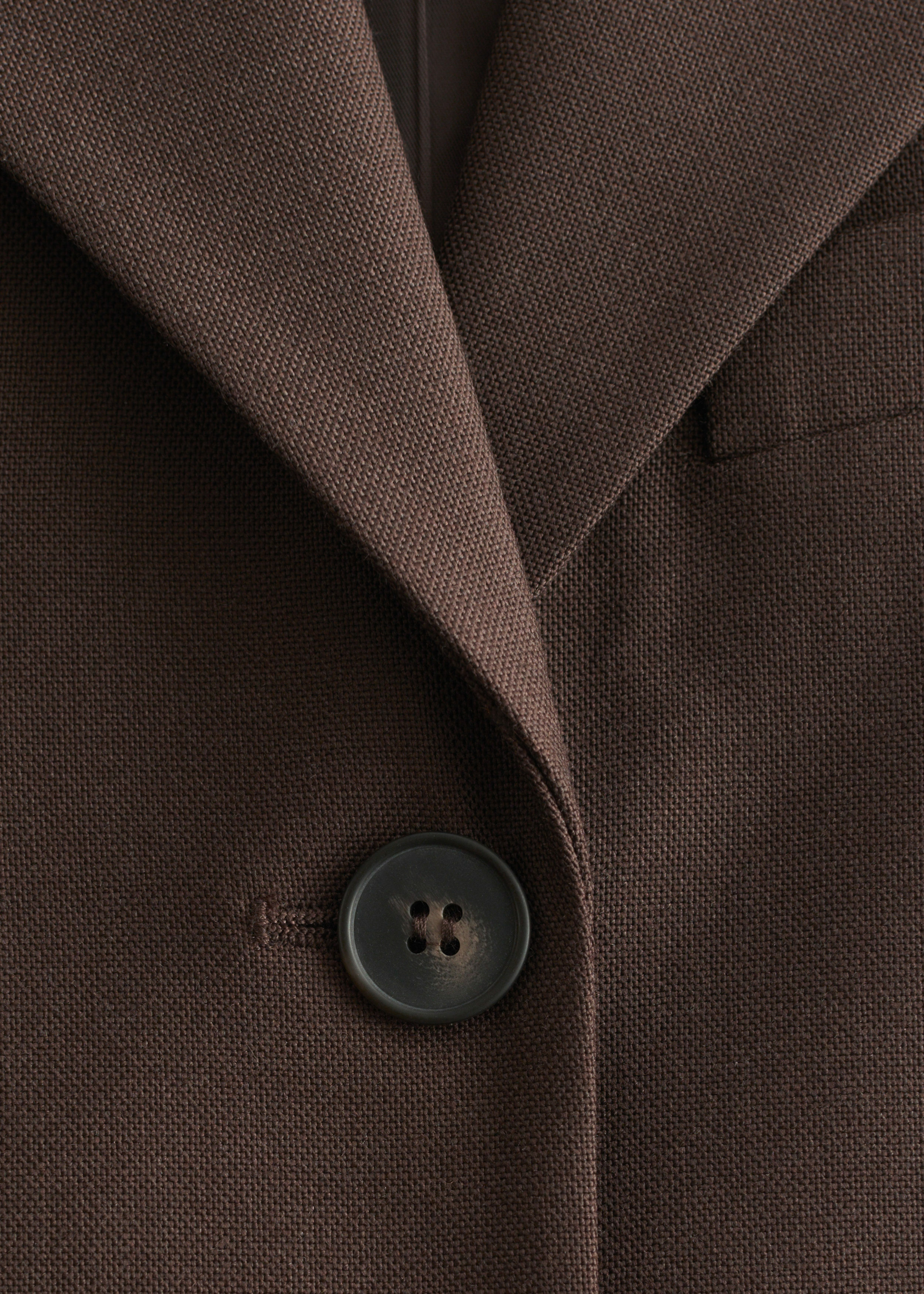 앤아더스토리즈 테이퍼드 블레이저의 다크 브라운컬러 Detail입니다.