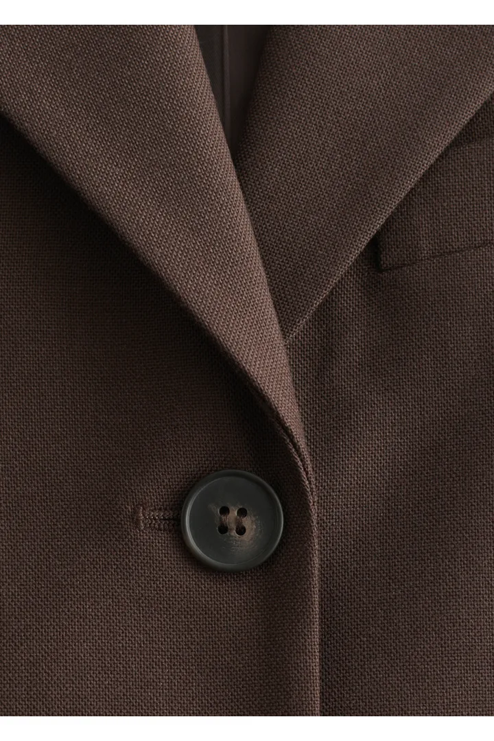 앤아더스토리즈 테이퍼드 블레이저의 다크 브라운컬러 Detail입니다.