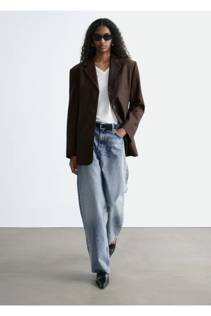 앤아더스토리즈 테이퍼드 블레이저의 다크 브라운컬러 ECOMLook입니다.