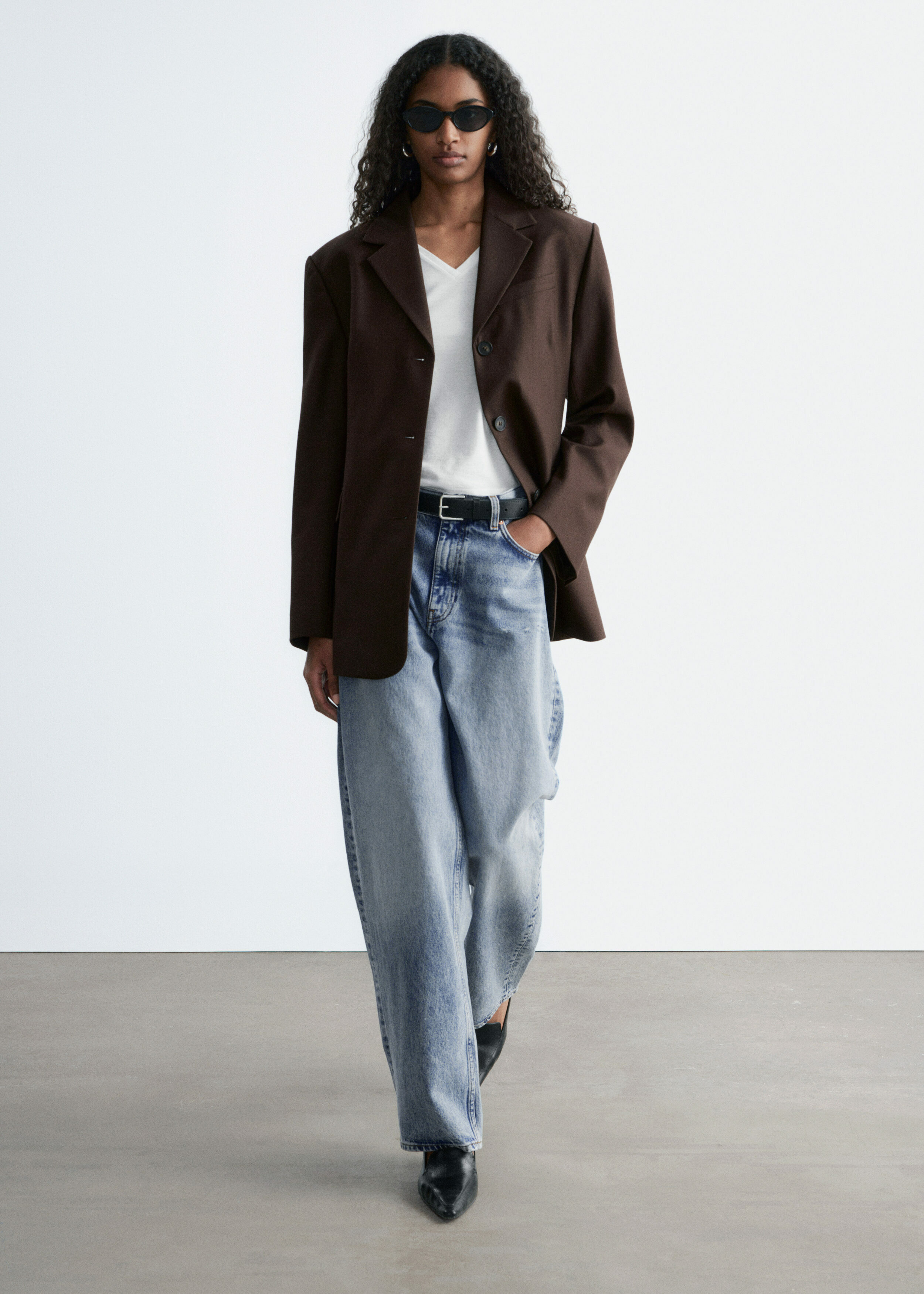 앤아더스토리즈 테이퍼드 블레이저의 다크 브라운컬러 ECOMLook입니다.