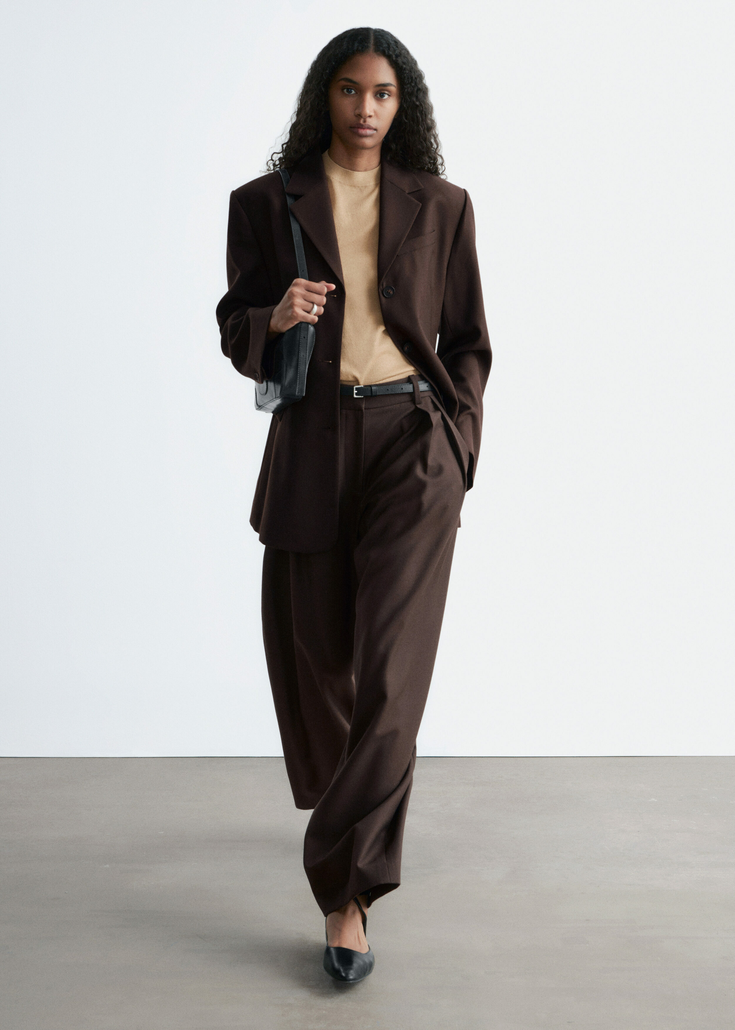 앤아더스토리즈 테이퍼드 블레이저의 다크 브라운컬러 ECOMLook입니다.