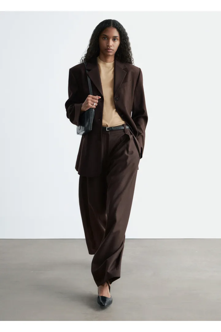 앤아더스토리즈 테이퍼드 블레이저의 다크 브라운컬러 ECOMLook입니다.