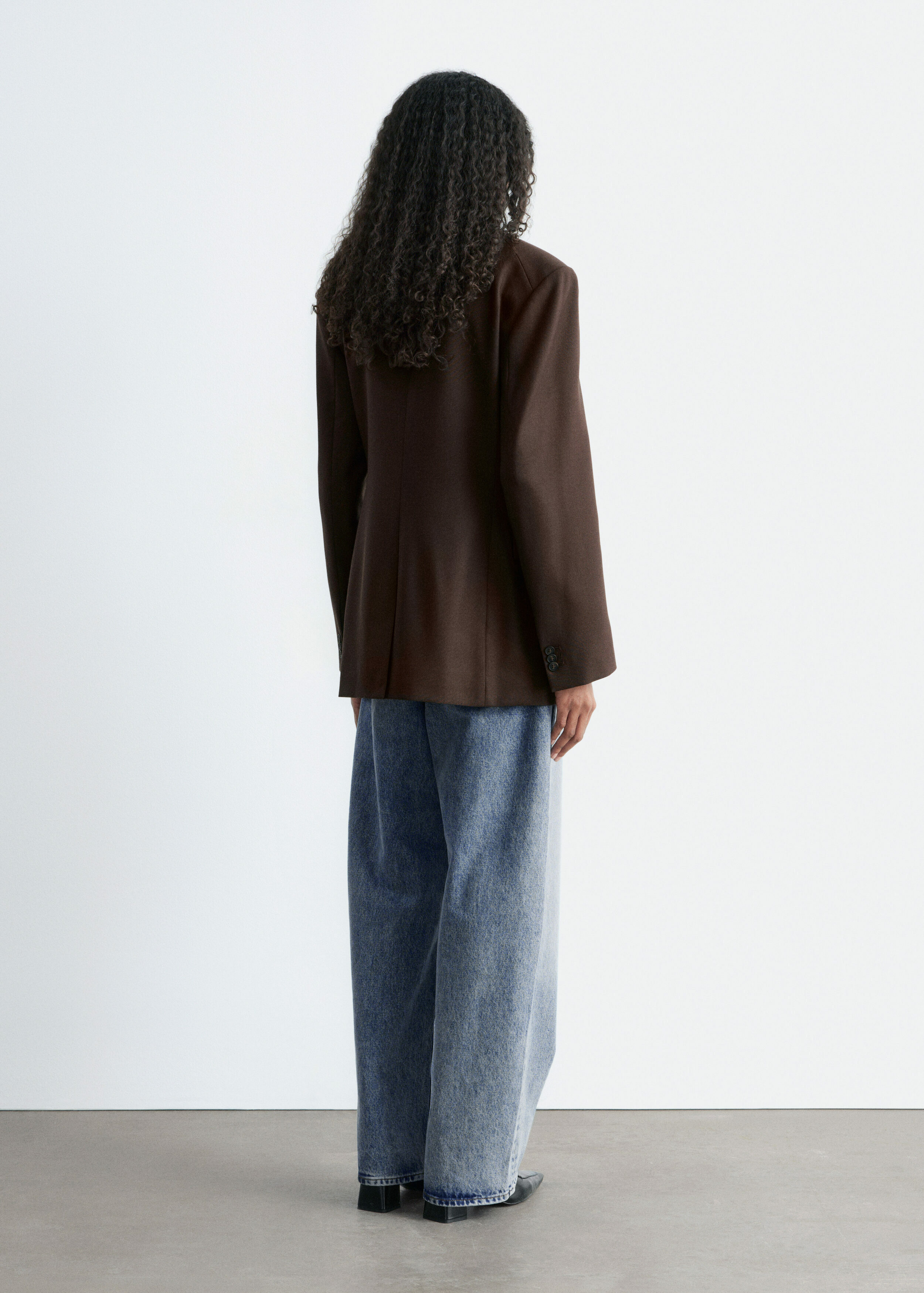 앤아더스토리즈 테이퍼드 블레이저의 다크 브라운컬러 ECOMLook입니다.