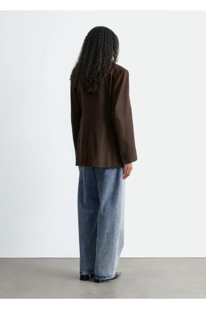 앤아더스토리즈 테이퍼드 블레이저의 다크 브라운컬러 ECOMLook입니다.