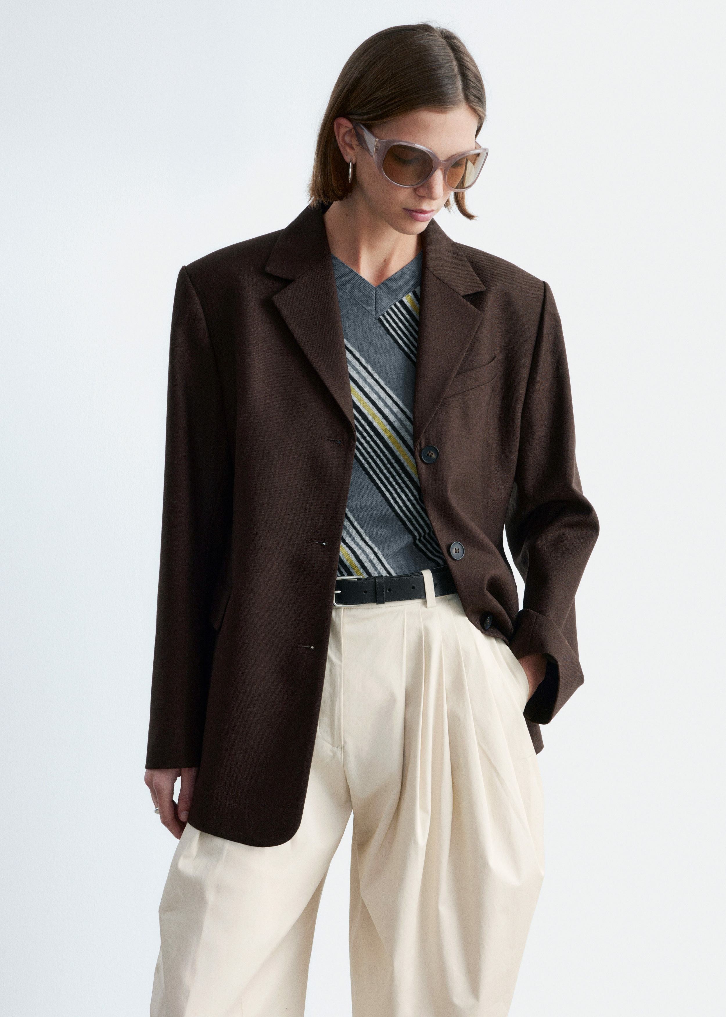 앤아더스토리즈 테이퍼드 블레이저의 다크 브라운컬러 ECOMLook입니다.