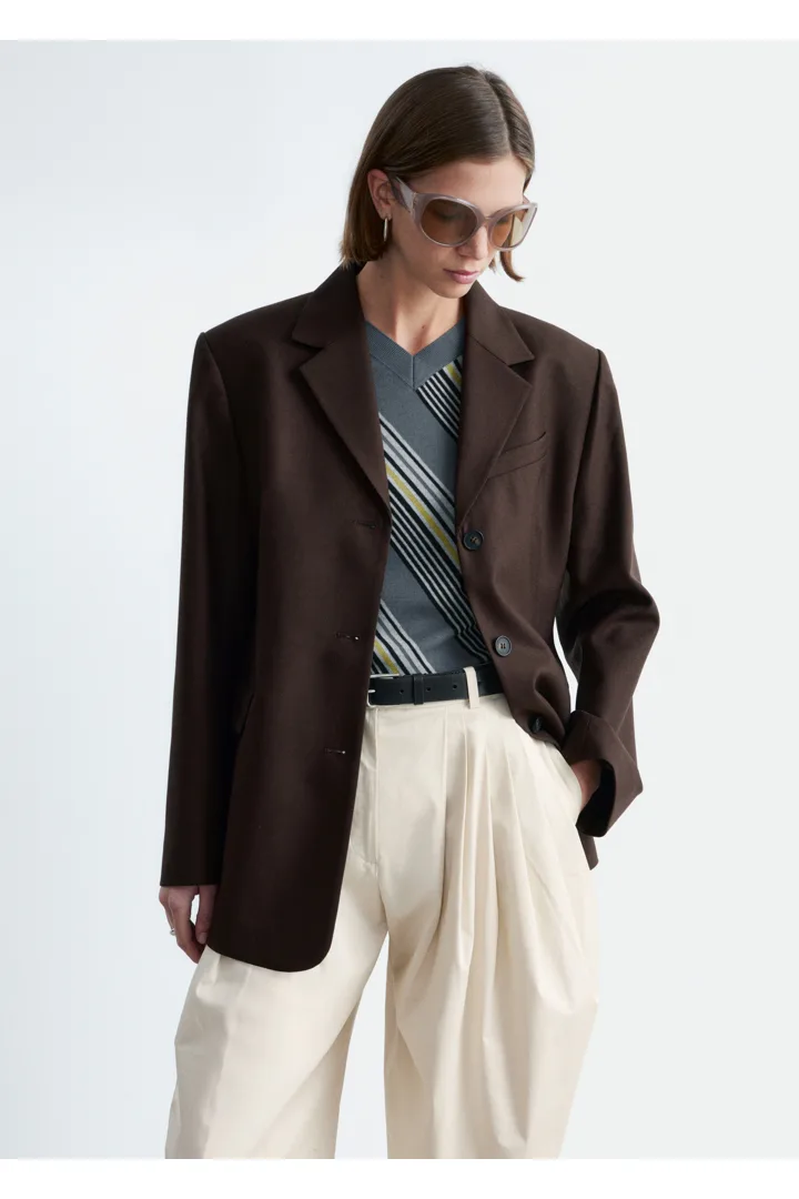 앤아더스토리즈 테이퍼드 블레이저의 다크 브라운컬러 ECOMLook입니다.