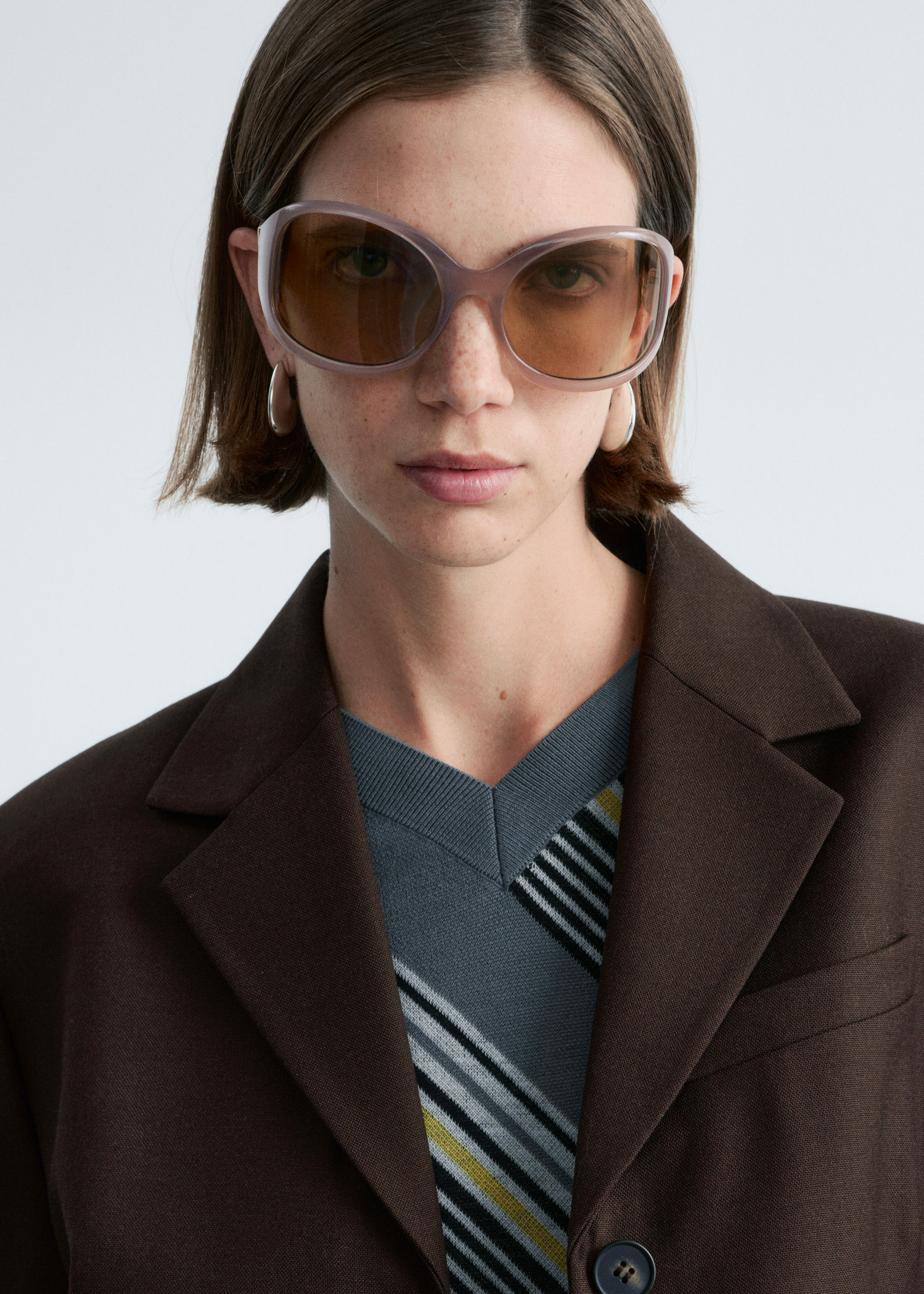 앤아더스토리즈 테이퍼드 블레이저의 다크 브라운컬러 ECOMLook입니다.