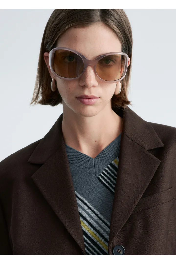 앤아더스토리즈 테이퍼드 블레이저의 다크 브라운컬러 ECOMLook입니다.