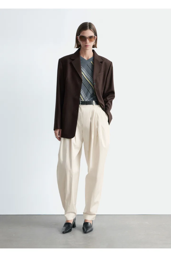 앤아더스토리즈 테이퍼드 블레이저의 다크 브라운컬러 ECOMLook입니다.