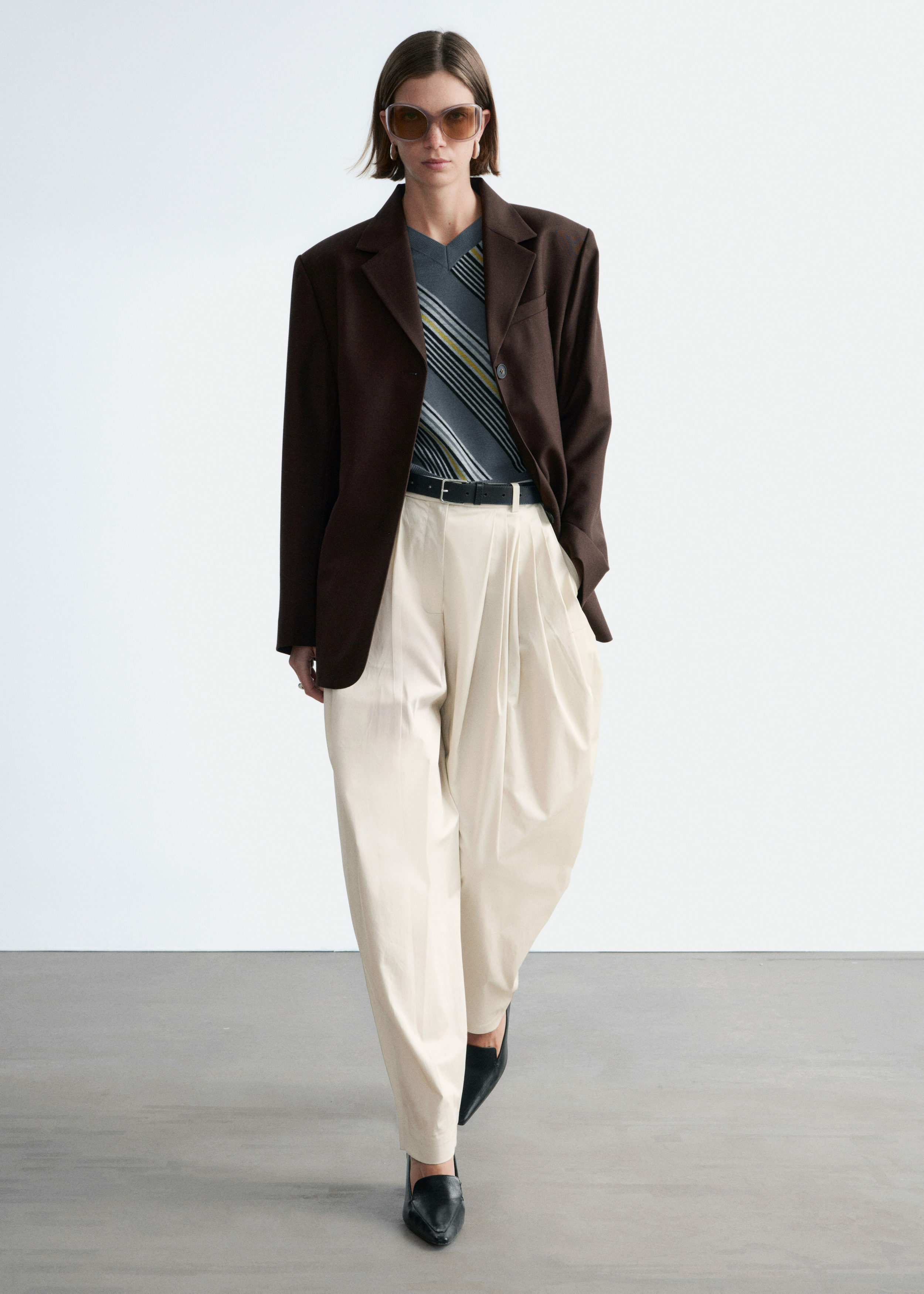 앤아더스토리즈 테이퍼드 블레이저의 다크 브라운컬러 ECOMLook입니다.