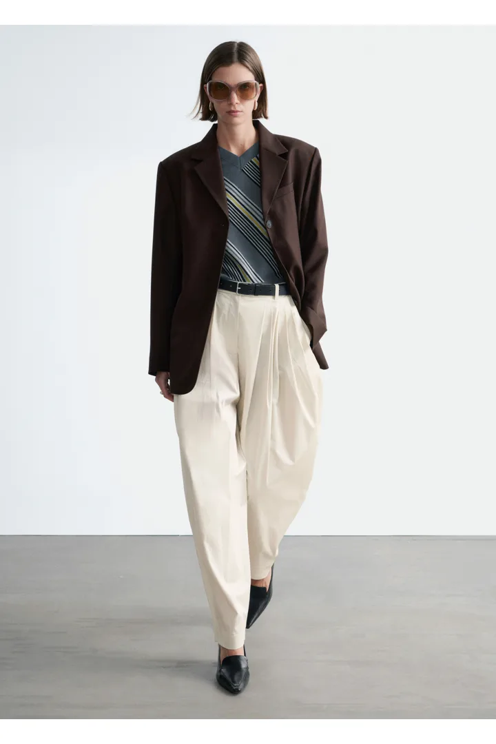 앤아더스토리즈 테이퍼드 블레이저의 다크 브라운컬러 ECOMLook입니다.