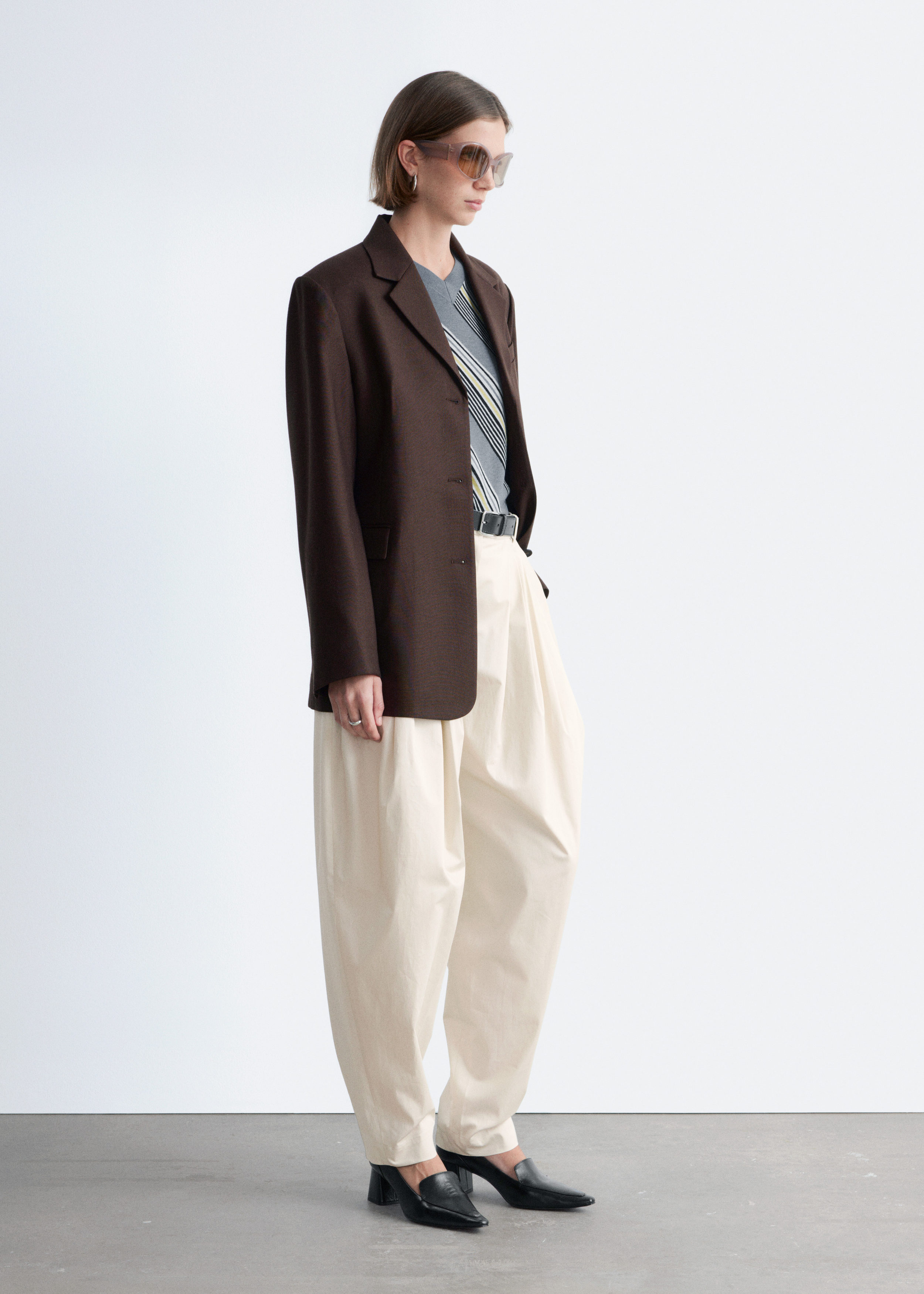 앤아더스토리즈 테이퍼드 블레이저의 다크 브라운컬러 ECOMLook입니다.