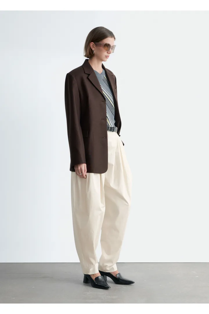 앤아더스토리즈 테이퍼드 블레이저의 다크 브라운컬러 ECOMLook입니다.