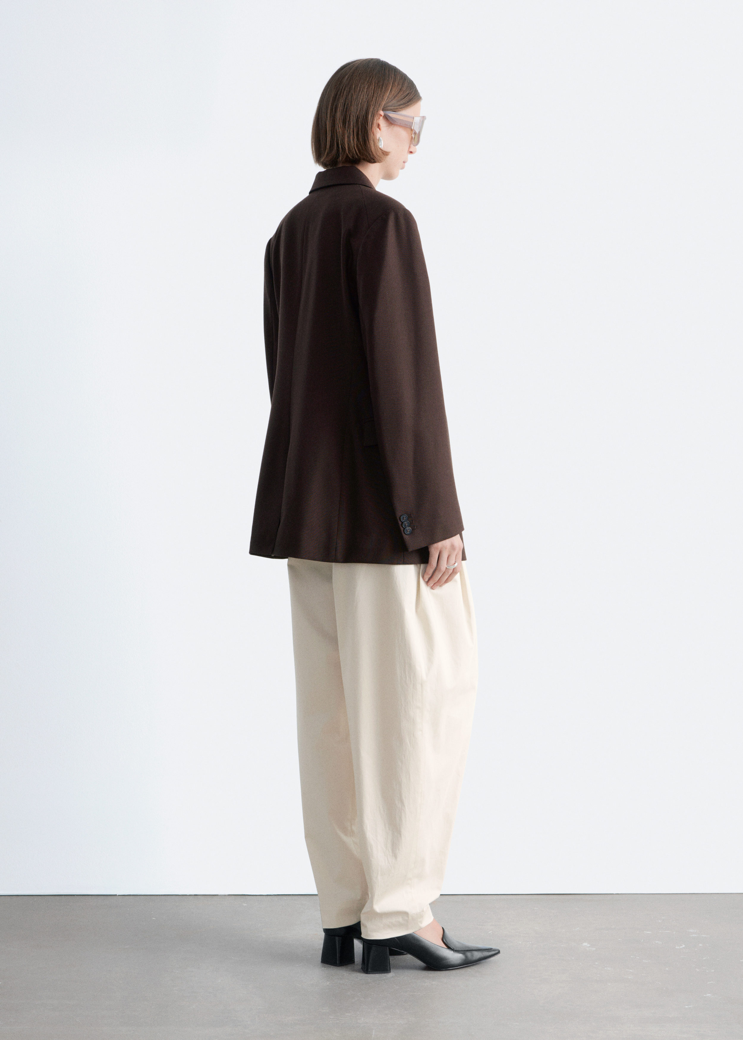 앤아더스토리즈 테이퍼드 블레이저의 다크 브라운컬러 ECOMLook입니다.