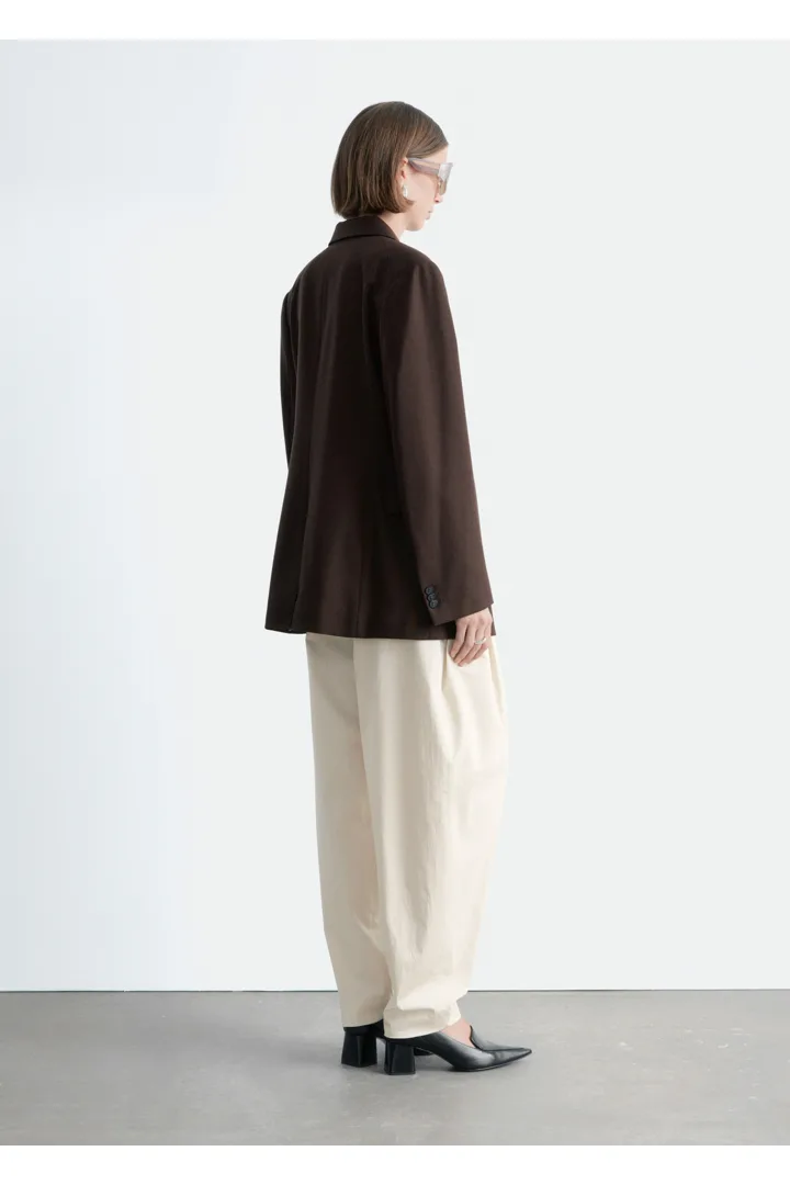 앤아더스토리즈 테이퍼드 블레이저의 다크 브라운컬러 ECOMLook입니다.