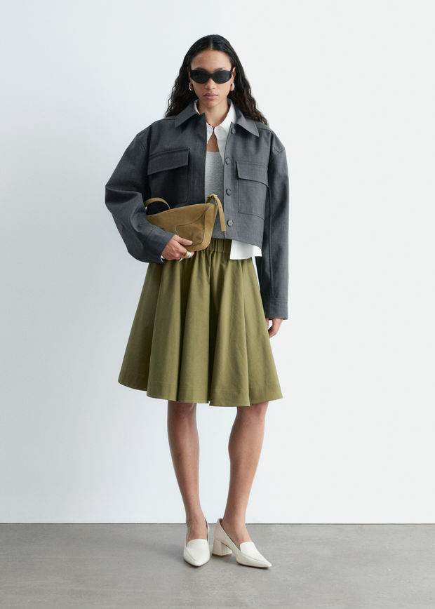 앤아더스토리즈 플레어 니 렝스 스커트의 그린컬러 ECOMLook입니다.