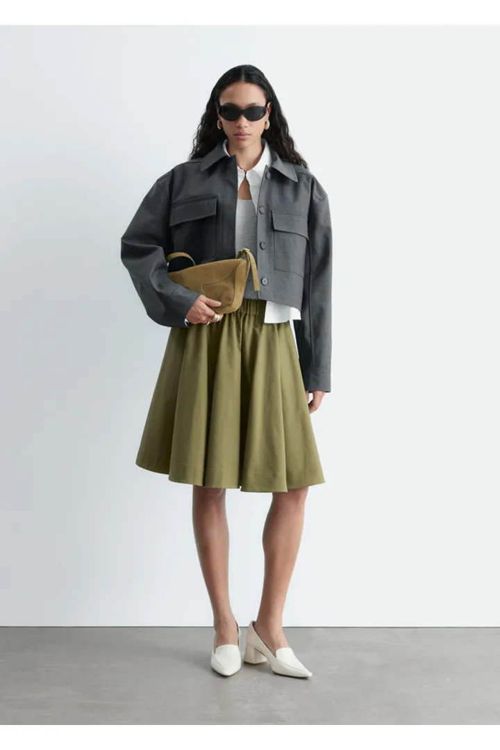 앤아더스토리즈 플레어 니 렝스 스커트의 그린컬러 ECOMLook입니다.