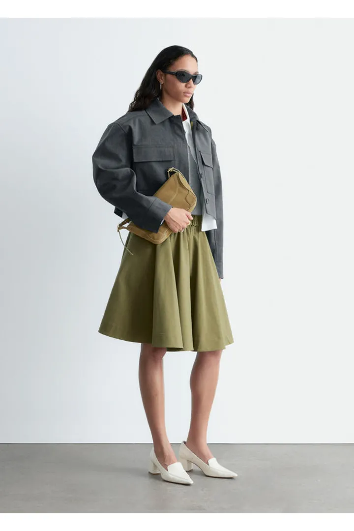 앤아더스토리즈 플레어 니 렝스 스커트의 그린컬러 ECOMLook입니다.