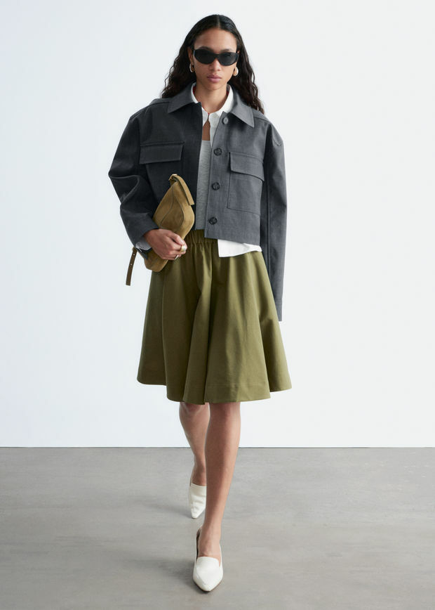 앤아더스토리즈 플레어 니 렝스 스커트의 그린컬러 ECOMLook입니다.