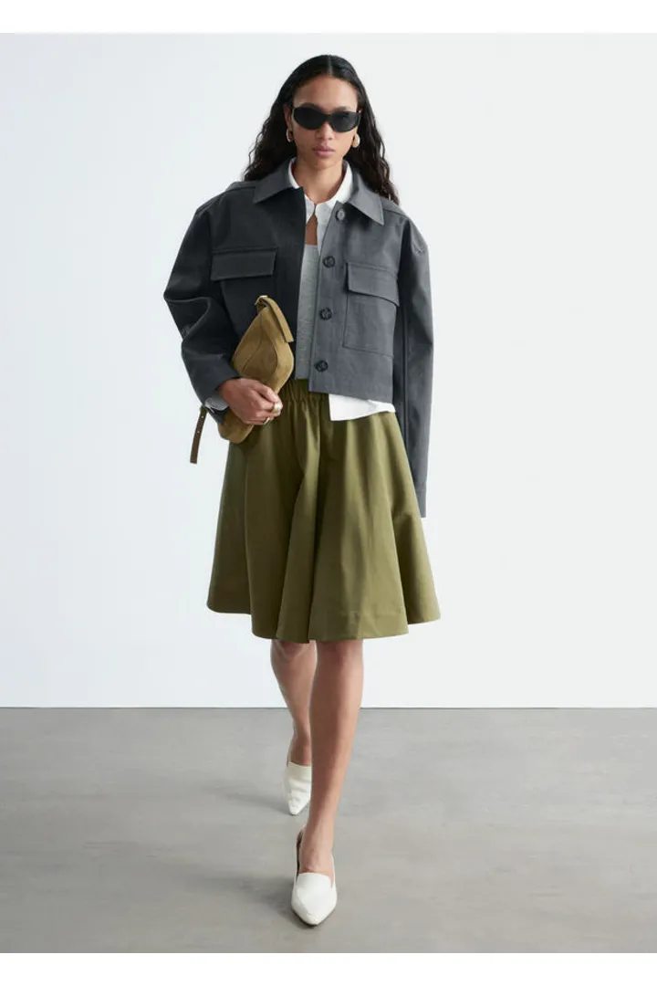 앤아더스토리즈 플레어 니 렝스 스커트의 그린컬러 ECOMLook입니다.