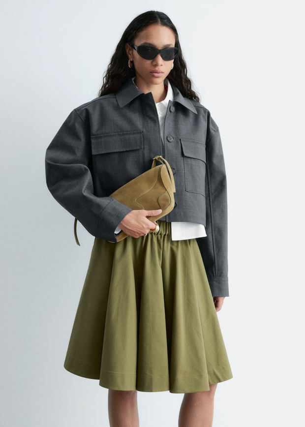 앤아더스토리즈 플레어 니 렝스 스커트의 그린컬러 ECOMLook입니다.