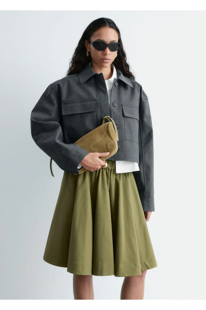 앤아더스토리즈 플레어 니 렝스 스커트의 그린컬러 ECOMLook입니다.