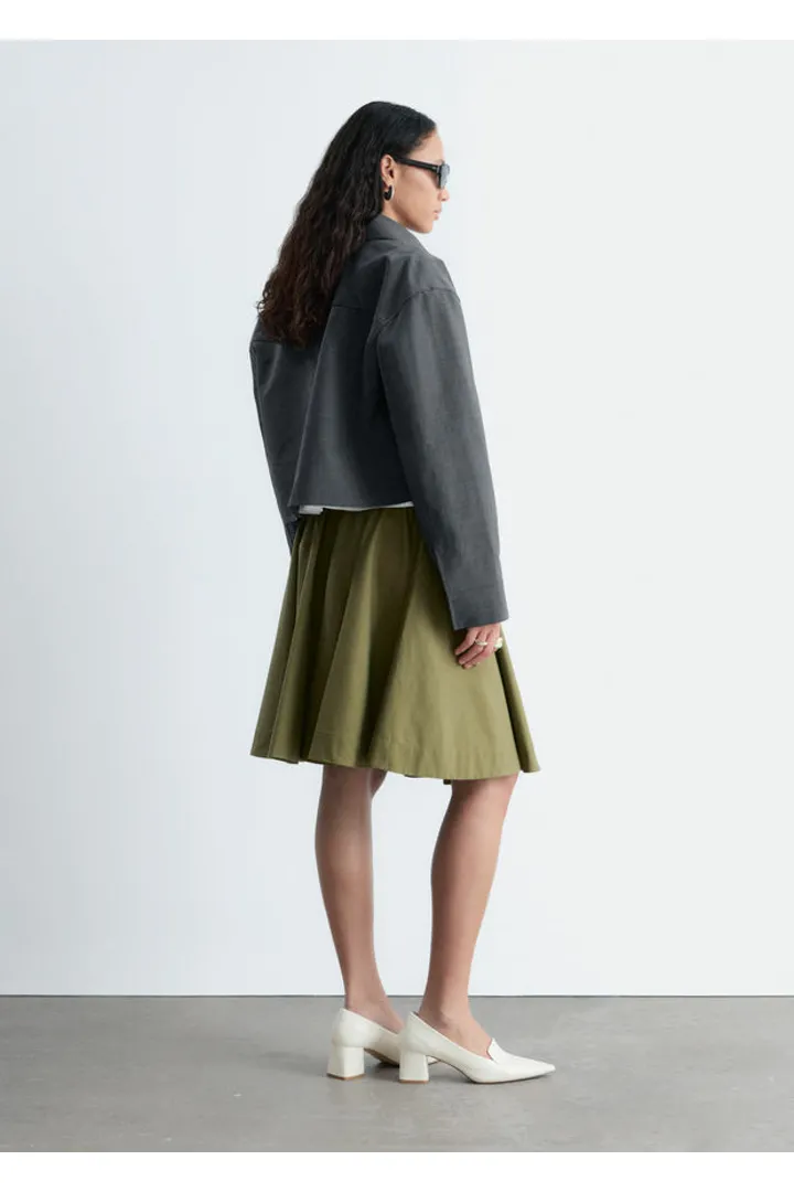 앤아더스토리즈 플레어 니 렝스 스커트의 그린컬러 ECOMLook입니다.